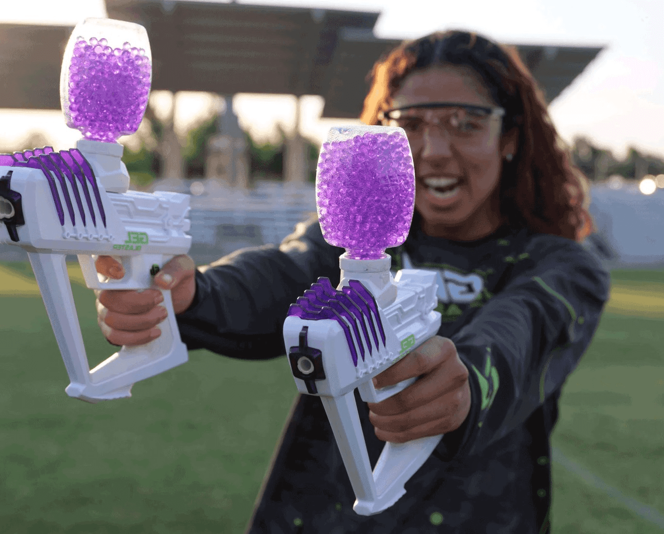 Niña con 2 pistolas de Gelball