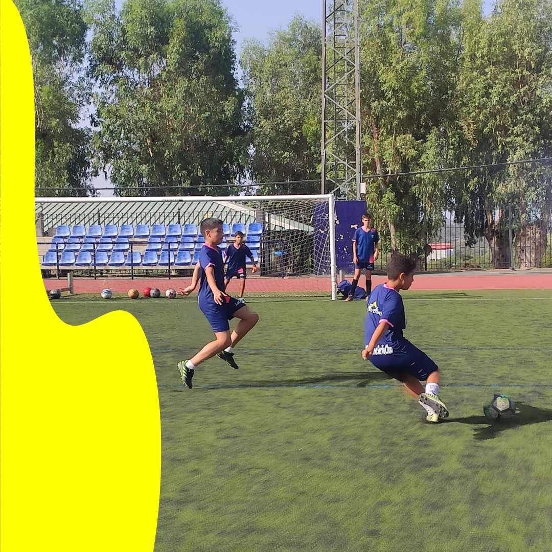 Niños jugando al fútbol